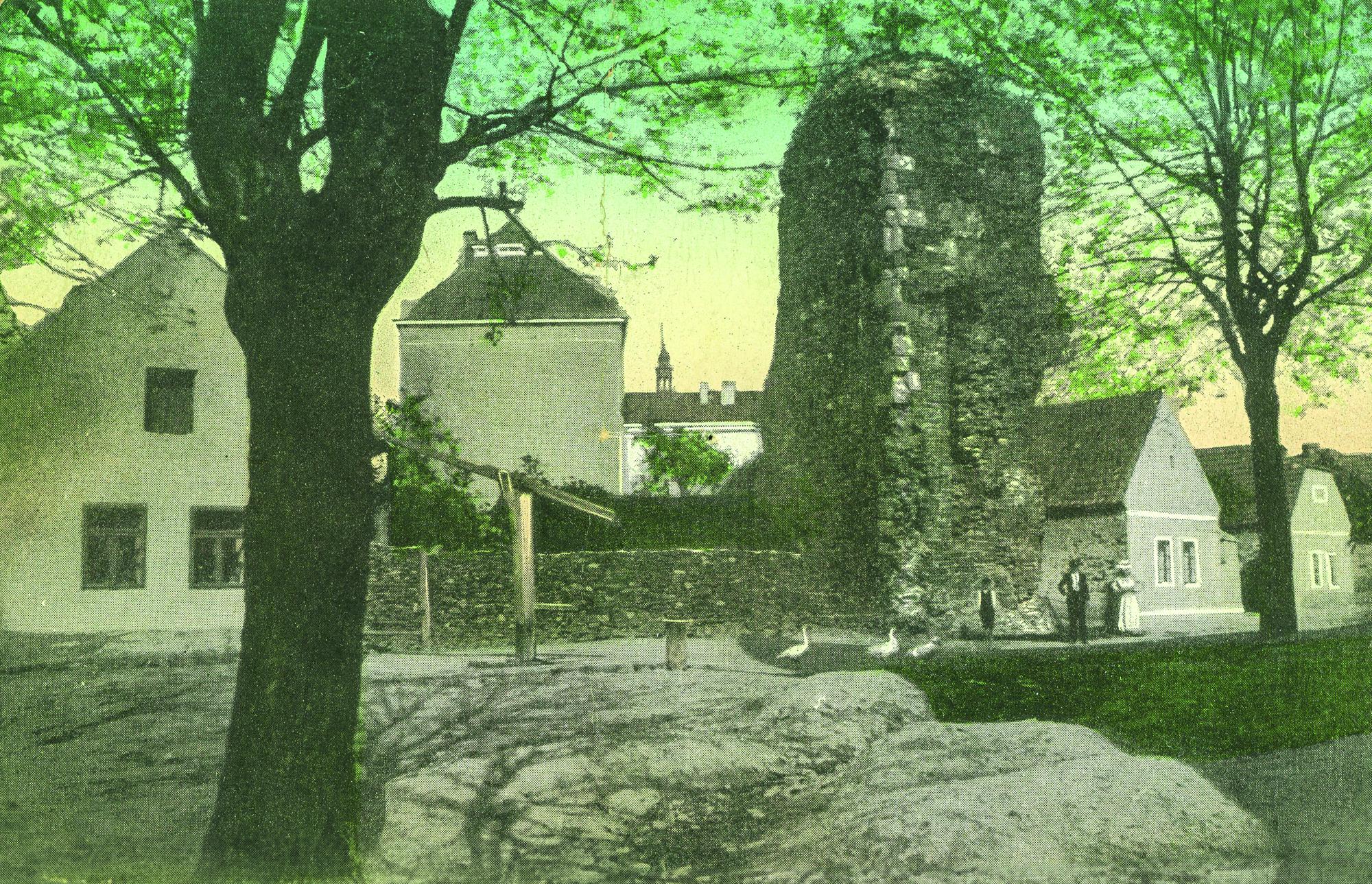 Dům čp. 120 hned vedle hradní věže na snímku ze začátku 20. století (po roce 1908)